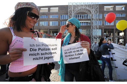 Die Prostituierten vom Straßenstrich Ravensberger Straße demonstrierten am Donnerstag, 24. März 2011, gegen die Schließung des Straßenstrichs. Sie zogen in einem Demonstrationszug bis zum Rathaus auf dem Friedensplatz. Foto: Franz Luthe 