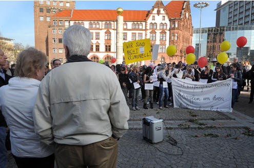 Die Prostituierten vom Straßenstrich Ravensberger Straße demonstrierten am Donnerstag, 24. März 2011, gegen die Schließung des Straßenstrichs. Sie zogen in einem Demonstrationszug bis zum Rathaus auf dem Friedensplatz. Foto: Franz Luthe 