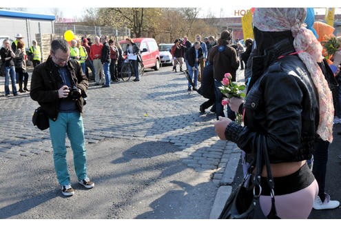 Eine kleine Anzahl der auf dem Dortmunder Straßenstrich arbeitenden Prostituierten, Mitarbeiterinnen der Beratungsstelle Kober und weitere Sympathisanten, demonstrierten am 24. 03.2011 mit einem Protestmarsch von der Ravensberger Straße in der Dortmunder Nordstadt bis vor das Rathaus am Friedensplatz gegen die geplante Schließung des Straßenstrichs.