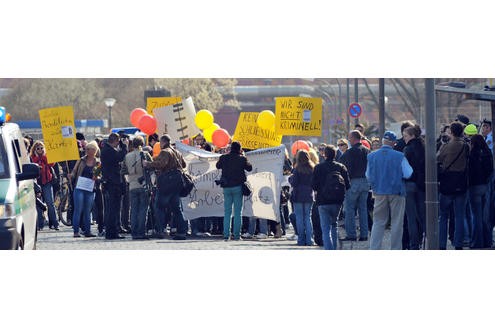 Eine kleine Anzahl der auf dem Dortmunder Straßenstrich arbeitenden Prostituierten, Mitarbeiterinnen der Beratungsstelle Kober und weitere Sympathisanten, demonstrierten am 24. 03.2011 mit einem Protestmarsch von der Ravensberger Straße in der Dortmunder Nordstadt bis vor das Rathaus am Friedensplatz gegen die geplante Schließung des Straßenstrichs.