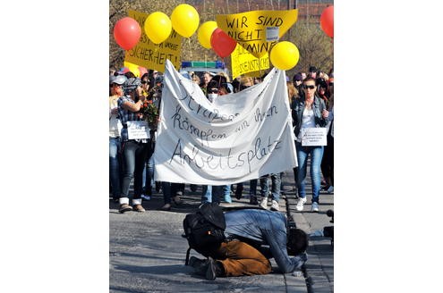 Eine kleine Anzahl der auf dem Dortmunder Straßenstrich arbeitenden Prostituierten, Mitarbeiterinnen der Beratungsstelle Kober und weitere Sympathisanten, demonstrierten am 24. 03.2011 mit einem Protestmarsch von der Ravensberger Straße in der Dortmunder Nordstadt bis vor das Rathaus am Friedensplatz gegen die geplante Schließung des Straßenstrichs.