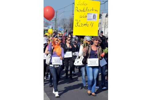 Eine kleine Anzahl der auf dem Dortmunder Straßenstrich arbeitenden Prostituierten, Mitarbeiterinnen der Beratungsstelle Kober und weitere Sympathisanten, demonstrierten am 24. 03.2011 mit einem Protestmarsch von der Ravensberger Straße in der Dortmunder Nordstadt bis vor das Rathaus am Friedensplatz gegen die geplante Schließung des Straßenstrichs.