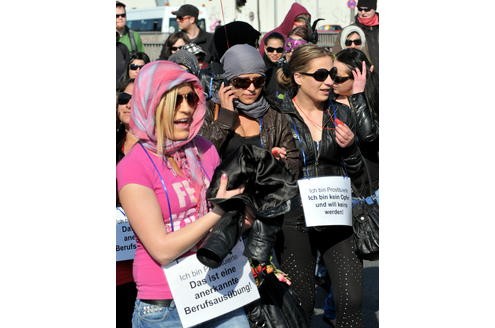 Eine kleine Anzahl der auf dem Dortmunder Straßenstrich arbeitenden Prostituierten, Mitarbeiterinnen der Beratungsstelle Kober und weitere Sympathisanten, demonstrierten am 24. 03.2011 mit einem Protestmarsch von der Ravensberger Straße in der Dortmunder Nordstadt bis vor das Rathaus am Friedensplatz gegen die geplante Schließung des Straßenstrichs.