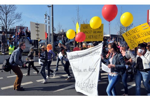 Eine kleine Anzahl der auf dem Dortmunder Straßenstrich arbeitenden Prostituierten, Mitarbeiterinnen der Beratungsstelle Kober und weitere Sympathisanten, demonstrierten am 24. 03.2011 mit einem Protestmarsch von der Ravensberger Straße in der Dortmunder Nordstadt bis vor das Rathaus am Friedensplatz gegen die geplante Schließung des Straßenstrichs.