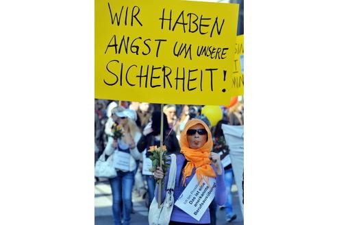 Eine kleine Anzahl der auf dem Dortmunder Straßenstrich arbeitenden Prostituierten, Mitarbeiterinnen der Beratungsstelle Kober und weitere Sympathisanten, demonstrierten am 24. 03.2011 mit einem Protestmarsch von der Ravensberger Straße in der Dortmunder Nordstadt bis vor das Rathaus am Friedensplatz gegen die geplante Schließung des Straßenstrichs.