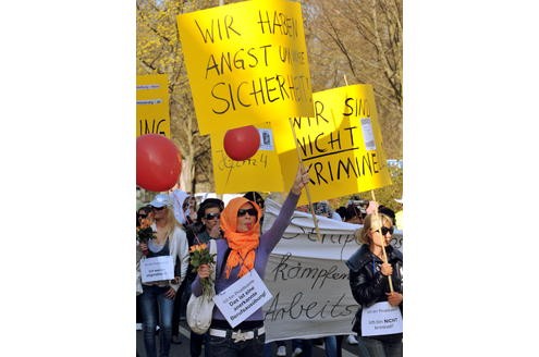 Eine kleine Anzahl der auf dem Dortmunder Straßenstrich arbeitenden Prostituierten, Mitarbeiterinnen der Beratungsstelle Kober und weitere Sympathisanten, demonstrierten am 24. 03.2011 mit einem Protestmarsch von der Ravensberger Straße in der Dortmunder Nordstadt bis vor das Rathaus am Friedensplatz gegen die geplante Schließung des Straßenstrichs.