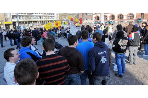 Eine kleine Anzahl der auf dem Dortmunder Straßenstrich arbeitenden Prostituierten, Mitarbeiterinnen der Beratungsstelle Kober und weitere Sympathisanten, demonstrierten am 24. 03.2011 mit einem Protestmarsch von der Ravensberger Straße in der Dortmunder Nordstadt bis vor das Rathaus am Friedensplatz gegen die geplante Schließung des Straßenstrichs.