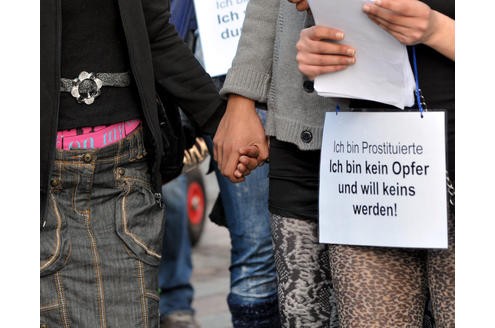 Eine kleine Anzahl der auf dem Dortmunder Straßenstrich arbeitenden Prostituierten, Mitarbeiterinnen der Beratungsstelle Kober und weitere Sympathisanten, demonstrierten am 24. 03.2011 mit einem Protestmarsch von der Ravensberger Straße in der Dortmunder Nordstadt bis vor das Rathaus am Friedensplatz gegen die geplante Schließung des Straßenstrichs.