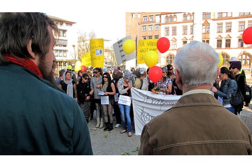 Eine kleine Anzahl der auf dem Dortmunder Straßenstrich arbeitenden Prostituierten, Mitarbeiterinnen der Beratungsstelle Kober und weitere Sympathisanten, demonstrierten am 24. 03.2011 mit einem Protestmarsch von der Ravensberger Straße in der Dortmunder Nordstadt bis vor das Rathaus am Friedensplatz gegen die geplante Schließung des Straßenstrichs.