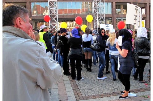 Eine kleine Anzahl der auf dem Dortmunder Straßenstrich arbeitenden Prostituierten, Mitarbeiterinnen der Beratungsstelle Kober und weitere Sympathisanten, demonstrierten am 24. 03.2011 mit einem Protestmarsch von der Ravensberger Straße in der Dortmunder Nordstadt bis vor das Rathaus am Friedensplatz gegen die geplante Schließung des Straßenstrichs.