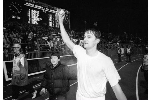 ...Rufer tanzte, nachdem er den Schlusspunkt eines unvergesslichen Europapokal-Abends setzte, danach im Handstand über den Rasen des Weserstadions.