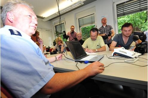 Mit Unterlagen auf dem Laptop informierte die Polizei die Medien über das Geschehen.