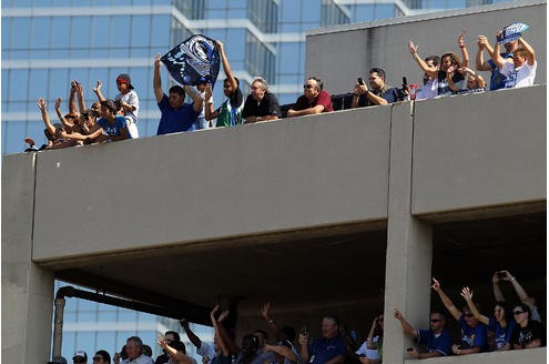 Mehr als 100.000 Menschen säumten am Donnerstag die Straßen der texanischen Millionen-Metropole, um die Helden der Dallas Mavericks um den deutschen Superstar nach dem Erfolg gegen Miami Heat zu huldigen.