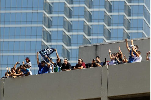 Mehr als 100.000 Menschen säumten am Donnerstag die Straßen der texanischen Millionen-Metropole, um die Helden der Dallas Mavericks um den deutschen Superstar nach dem Erfolg gegen Miami Heat zu huldigen.