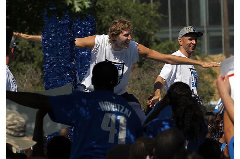 Mehr als 100.000 Menschen säumten am Donnerstag die Straßen der texanischen Millionen-Metropole, um die Helden der Dallas Mavericks um den deutschen Superstar nach dem Erfolg gegen Miami Heat zu huldigen.