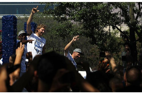 Mehr als 100.000 Menschen säumten am Donnerstag die Straßen der texanischen Millionen-Metropole, um die Helden der Dallas Mavericks um den deutschen Superstar nach dem Erfolg gegen Miami Heat zu huldigen.