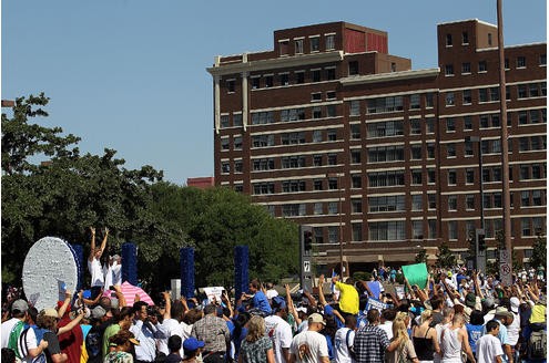 Mehr als 100.000 Menschen säumten am Donnerstag die Straßen der texanischen Millionen-Metropole, um die Helden der Dallas Mavericks um den deutschen Superstar nach dem Erfolg gegen Miami Heat zu huldigen.