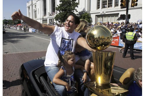 Mehr als 100.000 Menschen säumten am Donnerstag die Straßen der texanischen Millionen-Metropole, um die Helden der Dallas Mavericks um den deutschen Superstar nach dem Erfolg gegen Miami Heat zu huldigen.