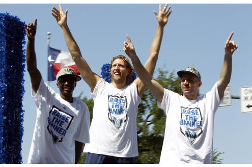 Mehr als 100.000 Menschen säumten am Donnerstag die Straßen der texanischen Millionen-Metropole, um die Helden der Dallas Mavericks um den deutschen Superstar nach dem Erfolg gegen Miami Heat zu huldigen.