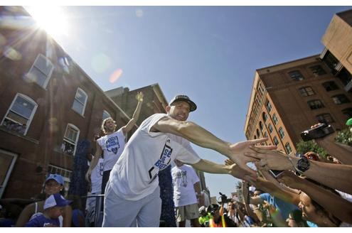 Mehr als 100.000 Menschen säumten am Donnerstag die Straßen der texanischen Millionen-Metropole, um die Helden der Dallas Mavericks um den deutschen Superstar nach dem Erfolg gegen Miami Heat zu huldigen.