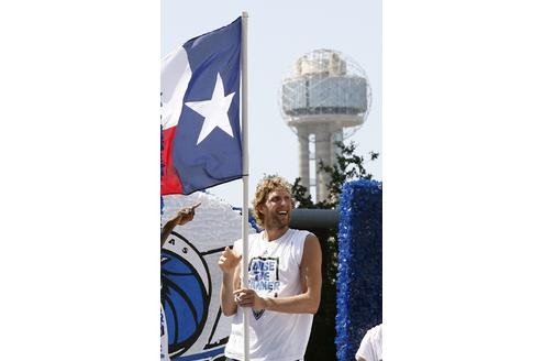 Mehr als 100.000 Menschen säumten am Donnerstag die Straßen der texanischen Millionen-Metropole, um die Helden der Dallas Mavericks um den deutschen Superstar nach dem Erfolg gegen Miami Heat zu huldigen.