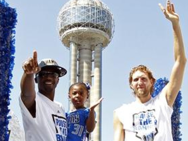 Mehr als 100.000 Menschen säumten am Donnerstag die Straßen der texanischen Millionen-Metropole, um die Helden der Dallas Mavericks um den deutschen Superstar nach dem Erfolg gegen Miami Heat zu huldigen.