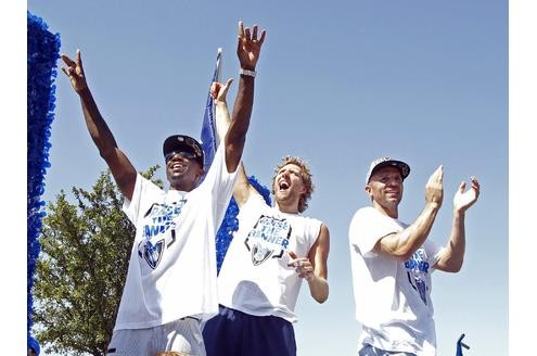 Mehr als 100.000 Menschen säumten am Donnerstag die Straßen der texanischen Millionen-Metropole, um die Helden der Dallas Mavericks um den deutschen Superstar nach dem Erfolg gegen Miami Heat zu huldigen.