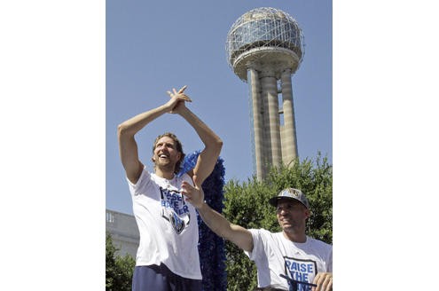 Mehr als 100.000 Menschen säumten am Donnerstag die Straßen der texanischen Millionen-Metropole, um die Helden der Dallas Mavericks um den deutschen Superstar nach dem Erfolg gegen Miami Heat zu huldigen.