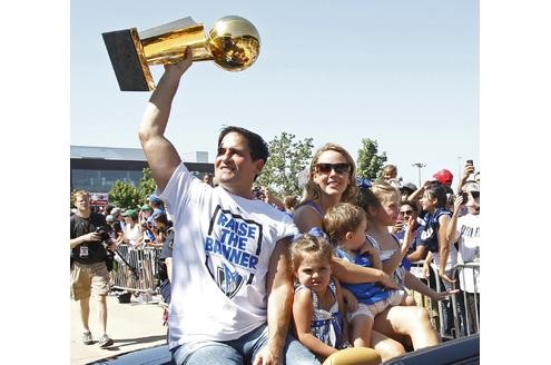 Mehr als 100.000 Menschen säumten am Donnerstag die Straßen der texanischen Millionen-Metropole, um die Helden der Dallas Mavericks um den deutschen Superstar nach dem Erfolg gegen Miami Heat zu huldigen.