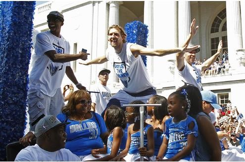 Mehr als 100.000 Menschen säumten am Donnerstag die Straßen der texanischen Millionen-Metropole, um die Helden der Dallas Mavericks um den deutschen Superstar nach dem Erfolg gegen Miami Heat zu huldigen.