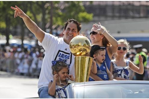 Mehr als 100.000 Menschen säumten am Donnerstag die Straßen der texanischen Millionen-Metropole, um die Helden der Dallas Mavericks um den deutschen Superstar nach dem Erfolg gegen Miami Heat zu huldigen.