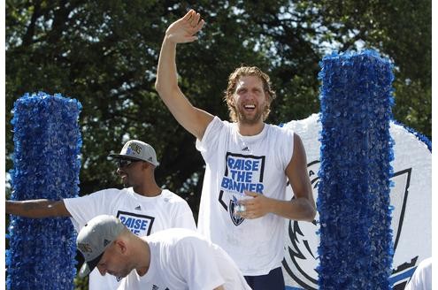 Mehr als 100.000 Menschen säumten am Donnerstag die Straßen der texanischen Millionen-Metropole, um die Helden der Dallas Mavericks um den deutschen Superstar nach dem Erfolg gegen Miami Heat zu huldigen.