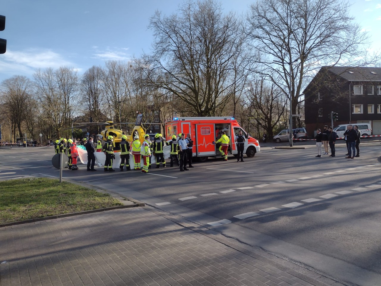 Sogar ein Rettungshubschrauber war an der Unfallstelle. Eine Frau wurde schwer verletzt.