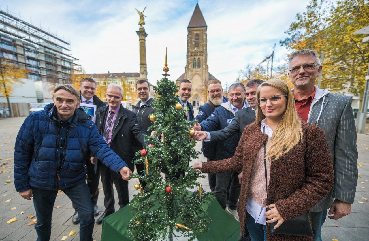 Michael Grundmann, Thomas Scheike, Pfarrer Vinzent Graw, Daniel Mühlenfeld, Holger Krenz, Heiko Kurzawa, Ramon Steggink, Stefanie Thönissen und Uwe Muth präsentieren die City Weihnacht auf dem Altmarkt in Oberhausen 