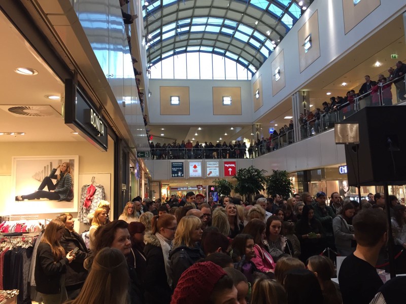 Gina-Lisa Lohnfink im Altenessener Allee-Center. Gemeinsam mit ihrem Dschungel-Kollegen Florian Wess stellte sie ihr neues Album  vor.