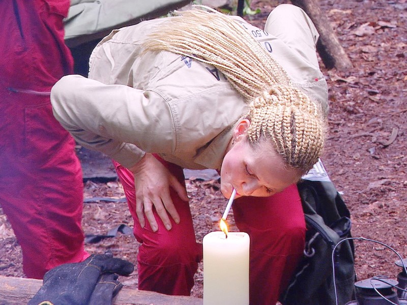 ...zündete sich Doku-Soap-Darstellerin Helena Fürst vor ihrem Abschied noch eine letzte Zigarette an. Sie musste das Camp verlassen. Dann ging es für die drei Finalisten ums Ganze – also um die Dschungelkrone. 