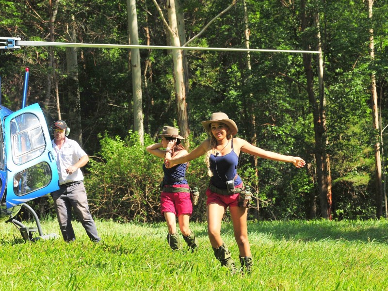 Die Kandidatinnen Sarah Joelle Jahnel (r.) und Nicole Mieth werden in Begleitung von Ranger Junior in das Camp gebracht. 