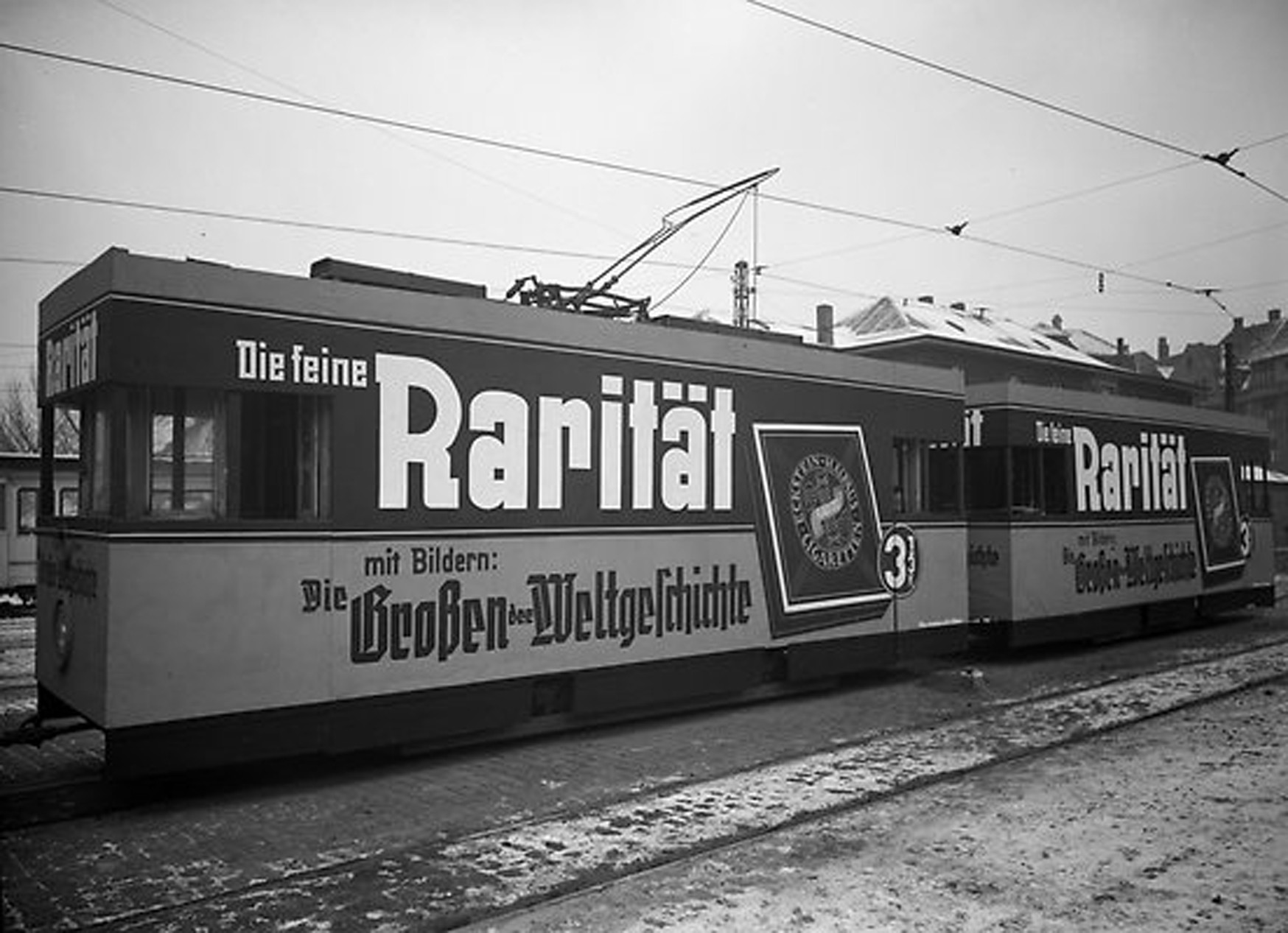 Reklamefahrzeug auf dem Betriebshof Grillostraße. Zwei ehemalige Fahrgastwagen wurden 1930 und 1935 zu Reklamewagen umgebaut. Sie wurden ausschließlich zu Werbezwecken eingesetzt und beförderten keine Fahrgaeste.