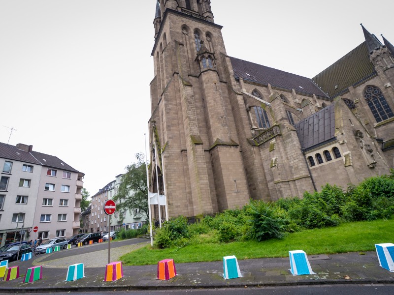 An der Ludgerikirche leuchten die Pöller jetzt bunt.