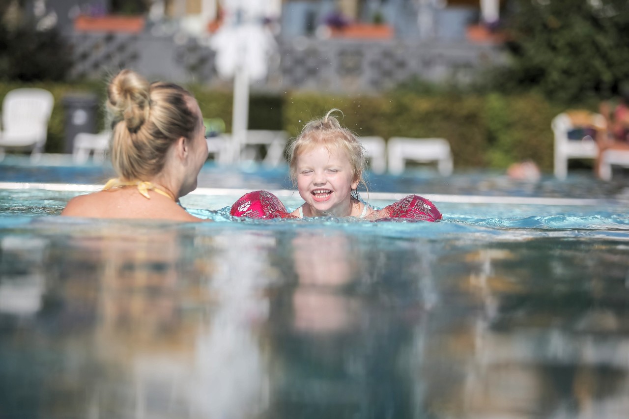 Rubie (3) übt schwimmen mit ihrer Mama Katharina (32).