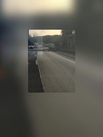 Einer von vielen umgestürzten Bäumen auf der A 3 in Fahrtrichtung Düsseldorf kurz vor dem Parkplatz Entenfang.