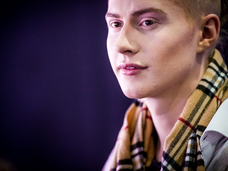 Mit Make-Up kommen die androgynen Gesichtszüge des 21-Jährigen Esseners zum Vorschein.