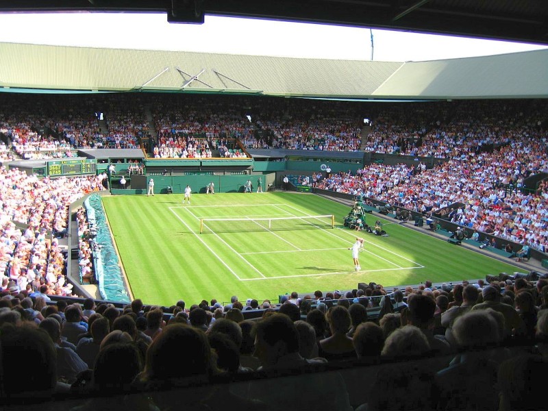 Das prestigeträchtigste Tennisturnier der Welt steigt in Wimbledon. Hier wurden Boris Becker und Steffi Graf zu Legenden, hier wird nur in Weiß gespielt, hier gibt es Erdbeeren mit Sahne. Wie stilvoll. Deutschland hat auch ein einigermaßen bekanntes Rasenturnier. Da gibt’s auch Erdbeeren. Aber Halle in Westfalen ist halt nicht London. 