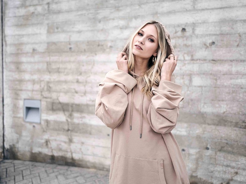 Auch die Popsängerin Carolin Niemczyk von „Glasperlenspiel“ sitzt in der Jubiläumsstaffel in der Jury. 