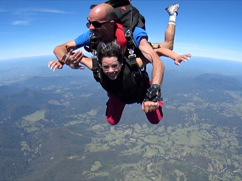 Der harte Weg ins Camp: Auch Jenny Frankhauser scheint den Sprung fast schon zu genießen.