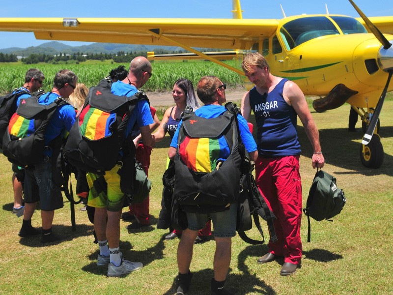 Tatjana Gsell, Matthias Mangiapane, Jenny Frankhauser und Ansgar Brinkmann (v. l.) sind die erste Gruppe, die mit dem Helikopter in den Dschungel aufbrechen muss. Dort müssen sie mit einem Fallschirmsprung in die Nähe des Camps gelangen.