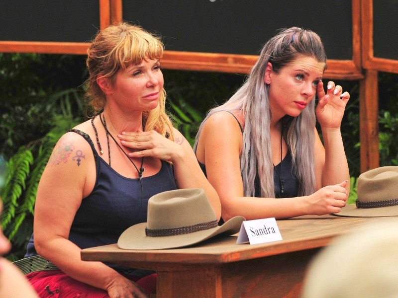 Sandra Steffl (l.) und Jenny Frankhauser müssen zum Diktat. Sandra muss zwei Sätze diktieren, Jenny muss diese fehlerfrei auf die Tafel schreiben.