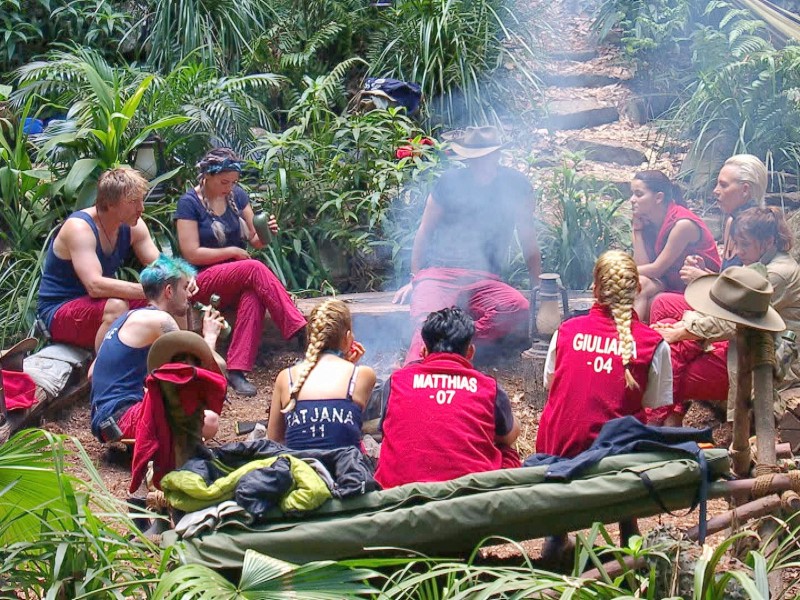 Hier sitzen noch alle Camper zusammen in einer Runde. Giuliana Farfalla zieht jedoch die Reißleine und wird an Tag sieben im Dschungel fehlen. Alle Infos zu ‘Ich bin ein Star - Holt mich hier raus!’ im Special bei RTL.de: www.rtl.de/cms/sendungen/ich-bin-ein-star.html