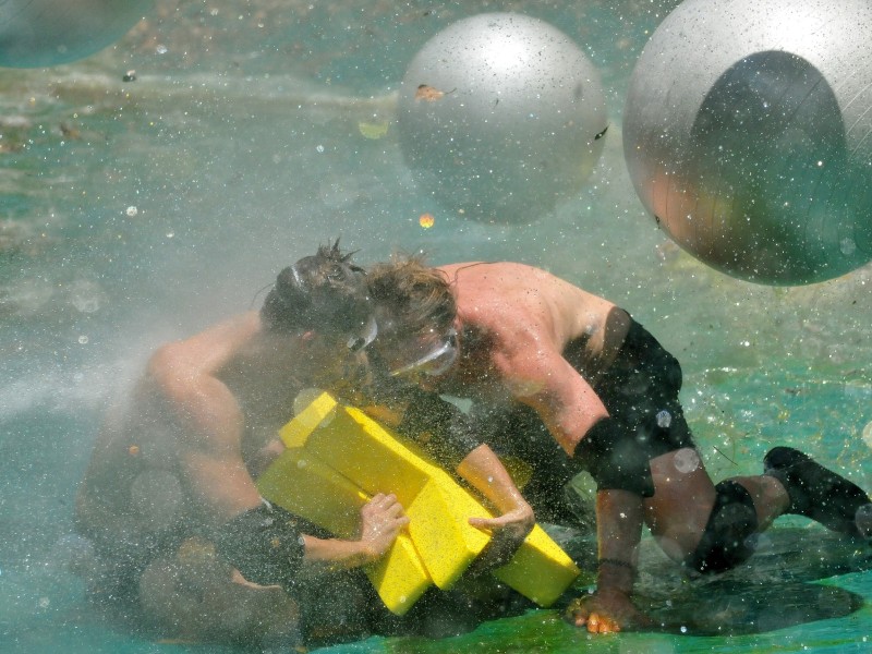 Die Dschungelprüfung am achten Tag heißt „Creek der Sterne“: Auf Knien übernimmt David (l.) die Sterne drei und vier. Ansgar rennt los. Er schießt einen Gymnastikball mit voller Wucht in den Dschungel, weicht geschickt aus, lässt sich nicht aufhalten und schafft einen rasanten Durchmarsch direkt zu David.