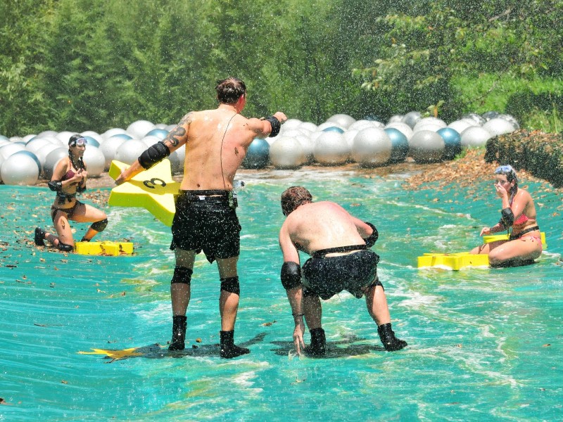 Kattia (l.), Jenny, Ansgar (r.) und David kämpfen sich durch den „Creek der Sterne“. Trotz Schlammkanonen und gigantische Flutwellen schaffen sie es, durchzuhalten. 